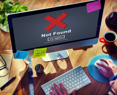 Bilgisayarda çalışan adam