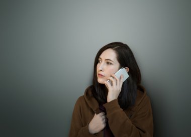 Cep telefonu kullanan kadın 