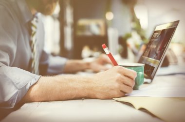 Dizüstü bilgisayar kullanan iş adamı 