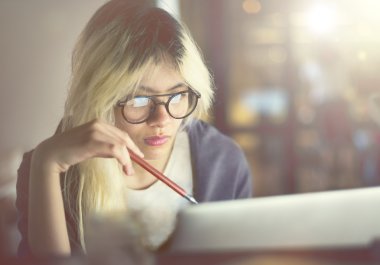 Dizüstü bilgisayarda çalışan kadın  