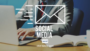 İşadamı dizüstü bilgisayarla çalışıyor