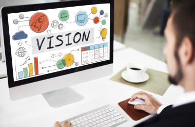 bilgisayarda çalışan adam