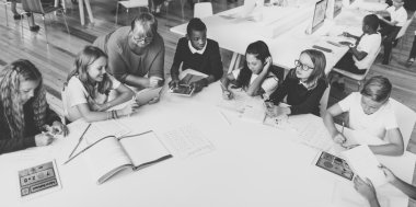 Öğrenciler, okulda ders olması