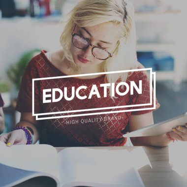 Genç kız çalışma arka plan üzerinde 