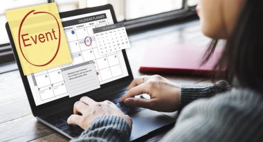 olay ile laptop yazarak kadın