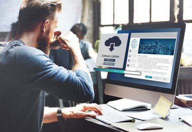 bilgisayarda çalışan adam