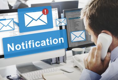 bildirimde bulunarak bilgisayarda çalışan iş adamı