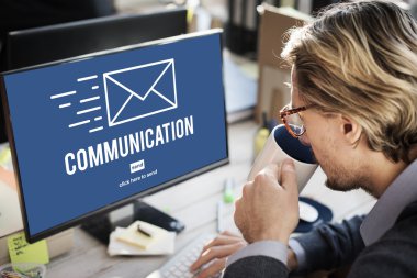 Ofiste bilgisayarla çalışan iş adamı