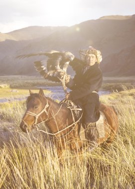 adam holding kartal elinde 