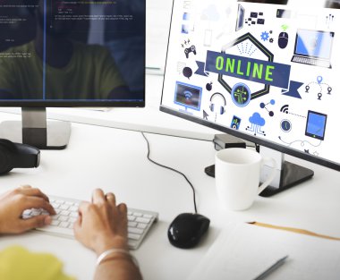 Online bilgisayar üzerinde çalışan iş adamı