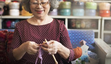 iğne işi ile üst düzey kadın