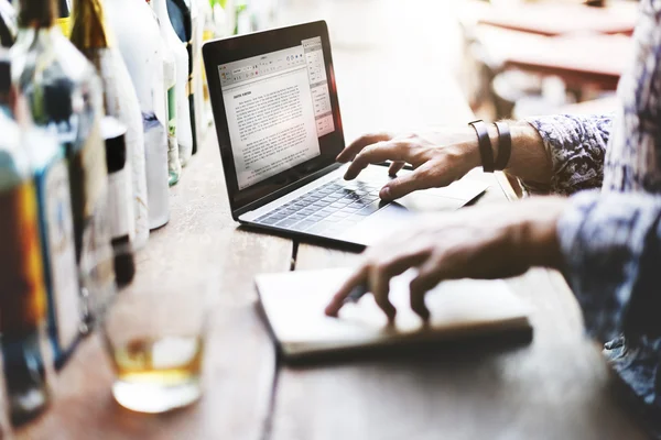 Uomo utilizzando il computer portatile — Foto Stock