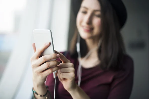 Frau hört Musik — Stockfoto