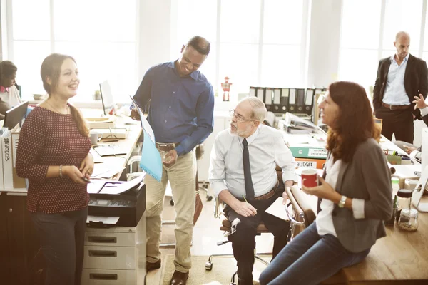 Les gens d'affaires travaillant dans le bureau — Photo