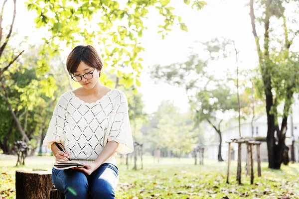 Leuke mooie vrouw — Stockfoto