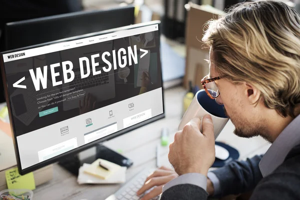 Empresário trabalhando no computador com web design — Fotografia de Stock