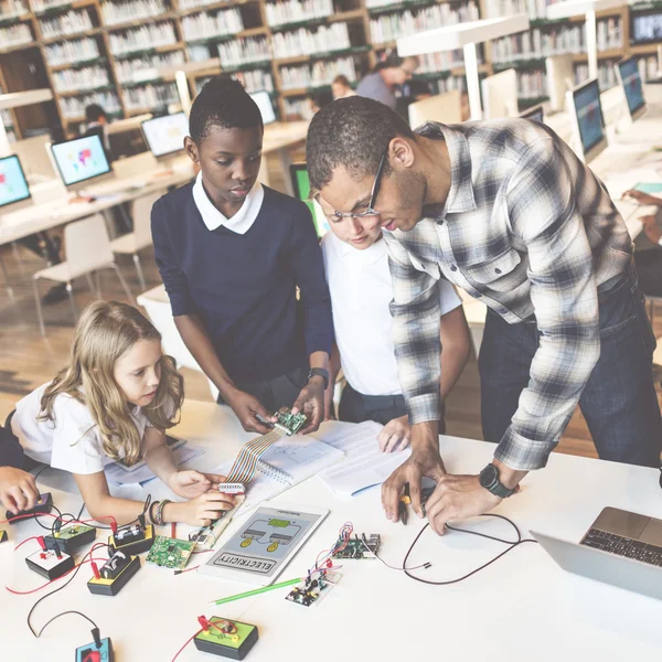 Leraar hebben les met leerlingen — Stockfoto