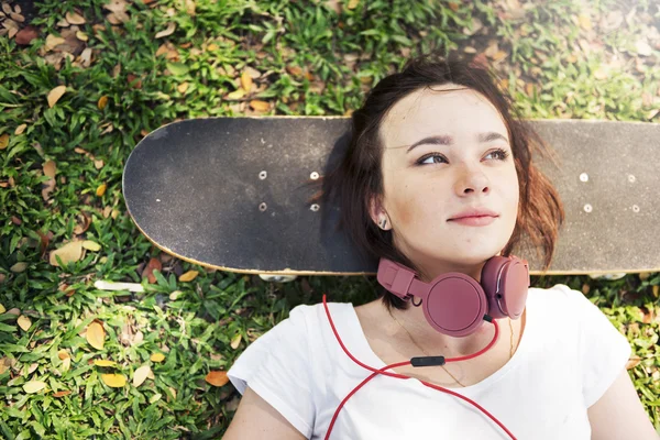 女子滑板与耳机 — 图库照片
