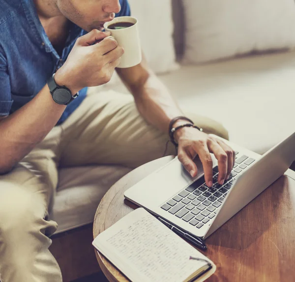 Mann arbeitet mit Laptop — Stockfoto