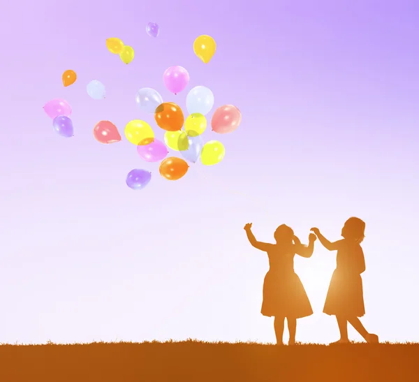 Niños jugando juntos con globos —  Fotos de Stock