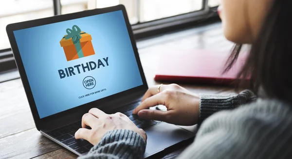 Mujer escribiendo en el ordenador portátil con cumpleaños —  Fotos de Stock