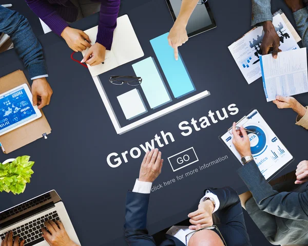 Business People Indicare lo stato della crescita — Foto Stock