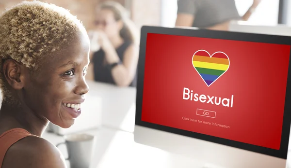 Femme d'affaires travaillant sur ordinateur avec Bisexuel — Photo