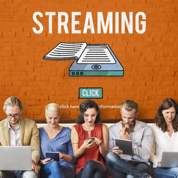 Mensen zitten met apparaten en streaming — Stockfoto