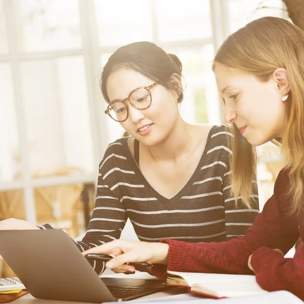 Porträt von Frauen mit Laptop — Stockfoto