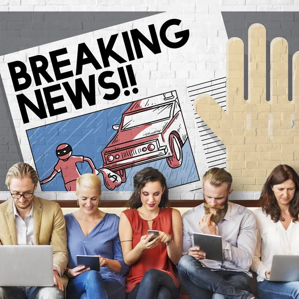 Mensen zitten met apparaten en Breaking News — Stockfoto