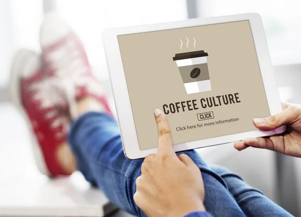 Digitales Tablet mit Kaffeekultur — Stockfoto