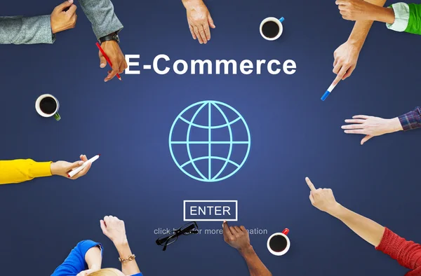 Geschäftsleute verweisen auf E-Commerce-Konzept — Stockfoto