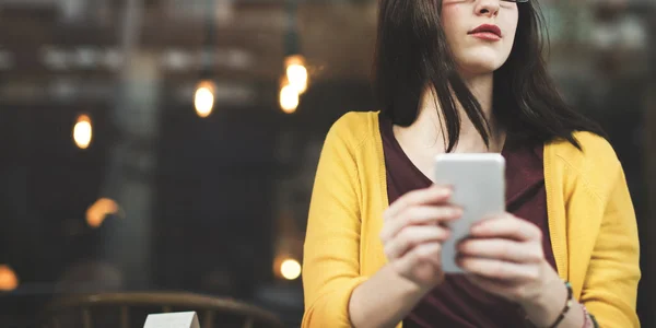 Vrouw met mobiele telefoon — Stockfoto