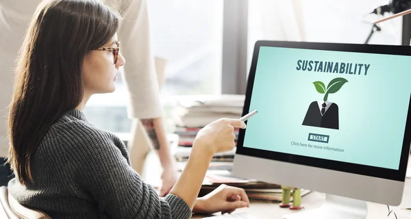 Woman showing on monitor with sustainable — Stock Photo, Image