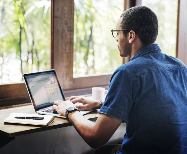 Mann arbeitet mit Laptop — Stockfoto