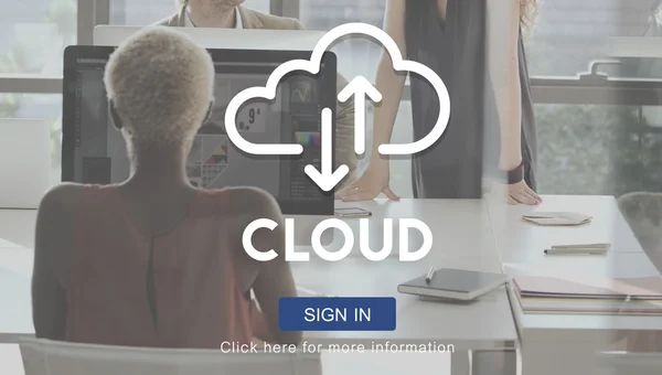Empresária trabalhando no computador e na nuvem — Fotografia de Stock