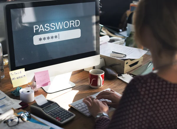 Frau arbeitet mit Computer — Stockfoto