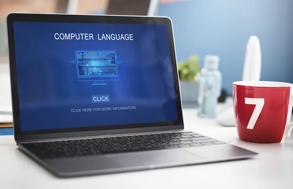 Computador na mesa de escritório — Fotografia de Stock