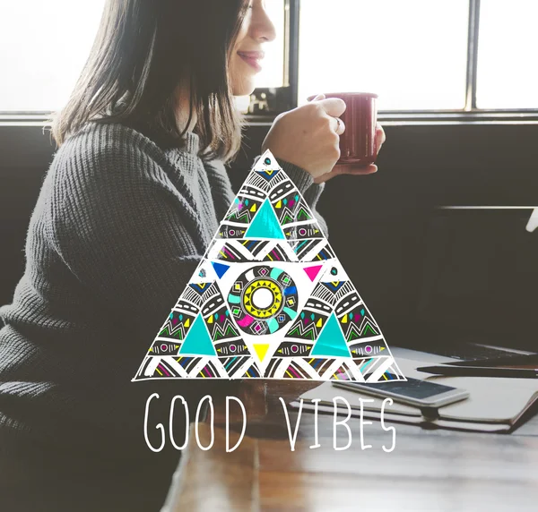 Vrouw drinken koffie met Good Vibes — Stockfoto