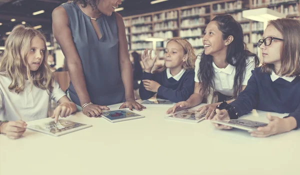 Schüler haben Unterricht in der Schule — Stockfoto