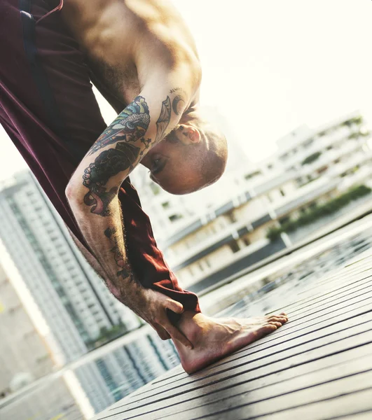Hombre activo practicando yoga — Foto de Stock