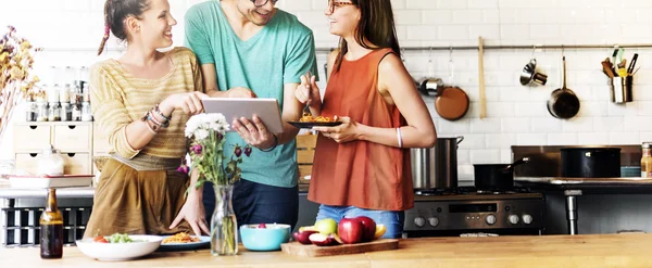 Arkadaşlar birlikte, vakit akşam yemeği var