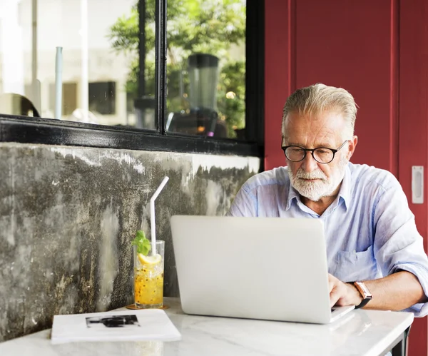 Senior Business Man använder enheten — Stockfoto