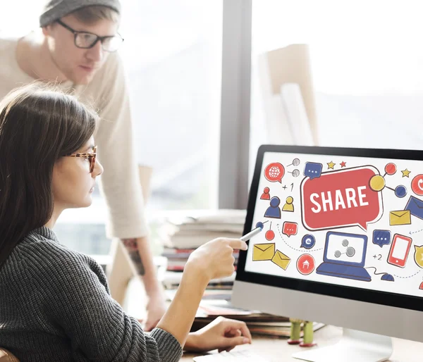 Vrouw weergegeven op de monitor met aandeel — Stockfoto