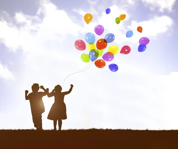 Niños jugando juntos con globos — Foto de Stock