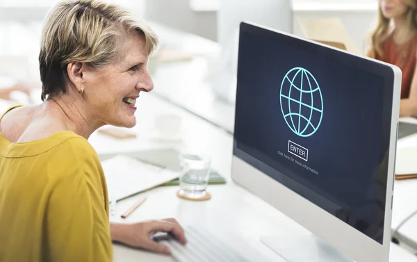 Frau arbeitet mit Computer — Stockfoto