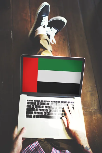 Mujer trabajando con computadora — Foto de Stock