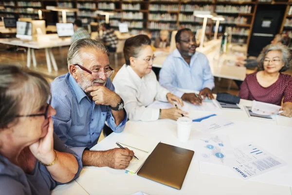 Mature students brainstorming together — Stock Photo, Image