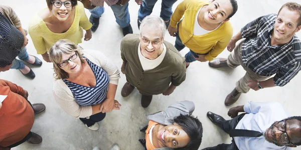 Des gens multiethniques souriants — Photo