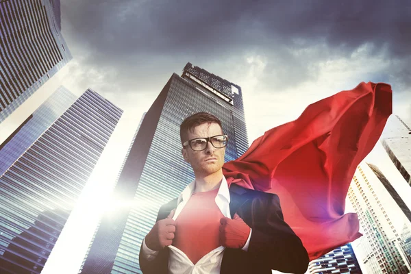 Строгий супергерой-бизнесмен — стоковое фото